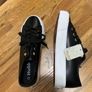 💕5/$15 Mudd Vegan leather Chunky sole sneaker, NEW in black